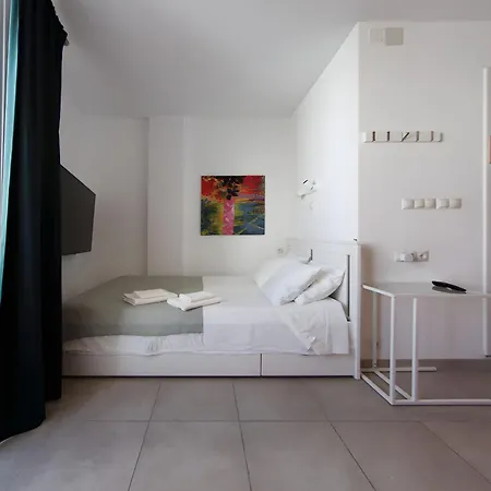With Small Balcony Apartamento