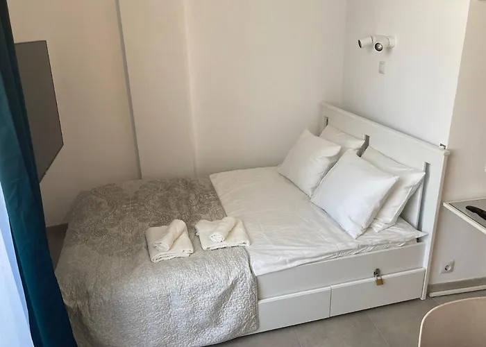 With Small Balcony アパート *