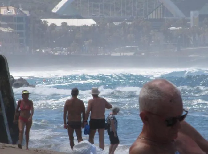 With Small Balcony アパート